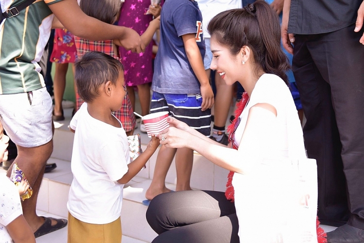 duong yen nhung lien tiep dat thanh tich lot top 5 phan thi trang phuc truyen thong tai miss tourism queen worldwide 2019