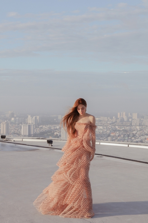 ho ngoc ha la nu ca si dau tien mua bao hiem khi thuc hien mv tren san dap may bay toa nha bitexco