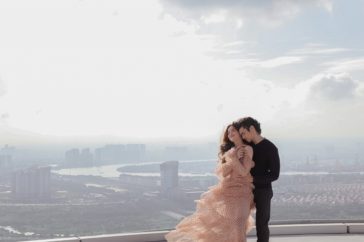 ho ngoc ha la nu ca si dau tien mua bao hiem khi thuc hien mv tren san dap may bay toa nha bitexco