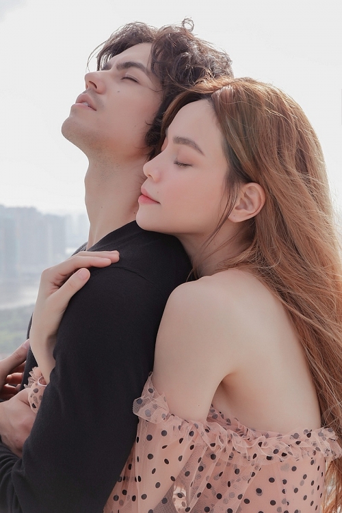 ho ngoc ha la nu ca si dau tien mua bao hiem khi thuc hien mv tren san dap may bay toa nha bitexco