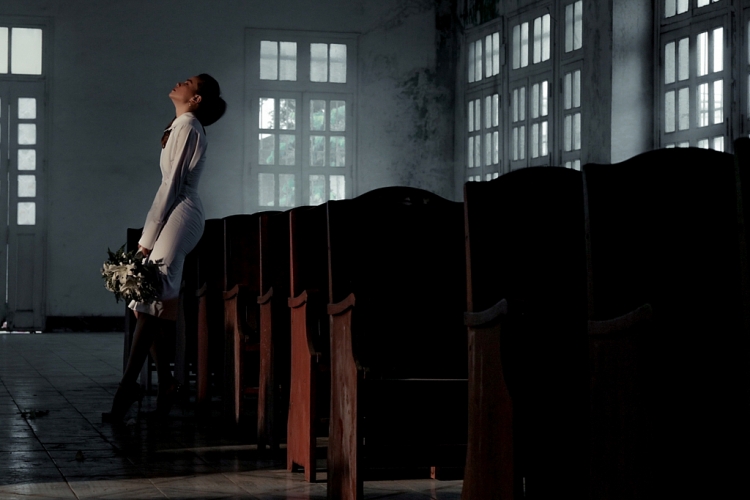 ho ngoc ha la nu ca si dau tien mua bao hiem khi thuc hien mv tren san dap may bay toa nha bitexco