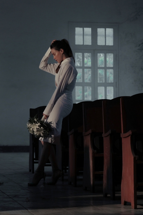 ho ngoc ha la nu ca si dau tien mua bao hiem khi thuc hien mv tren san dap may bay toa nha bitexco