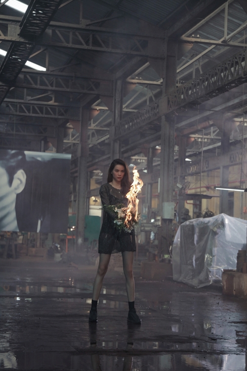 ho ngoc ha la nu ca si dau tien mua bao hiem khi thuc hien mv tren san dap may bay toa nha bitexco