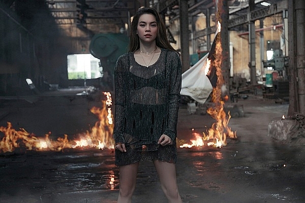 ho ngoc ha la nu ca si dau tien mua bao hiem khi thuc hien mv tren san dap may bay toa nha bitexco