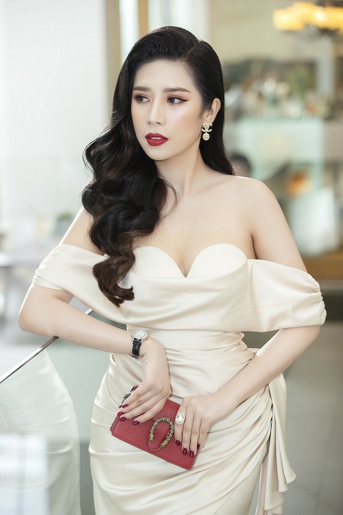 hoa hau duong yen nhung toi khong co ep ban than phai di tim tinh yeu