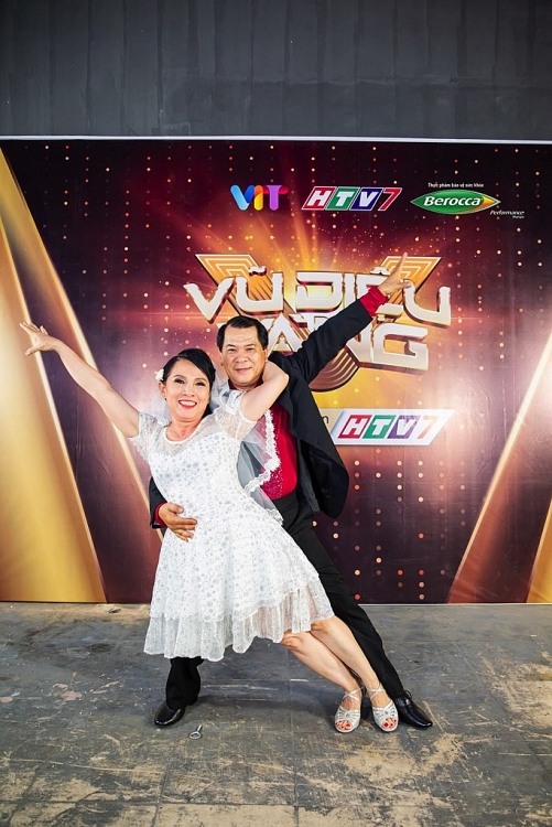 viet huong ca khia khanh thi mang dep di cho len san khau vu dieu vang