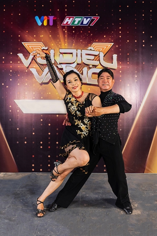 viet huong ca khia khanh thi mang dep di cho len san khau vu dieu vang