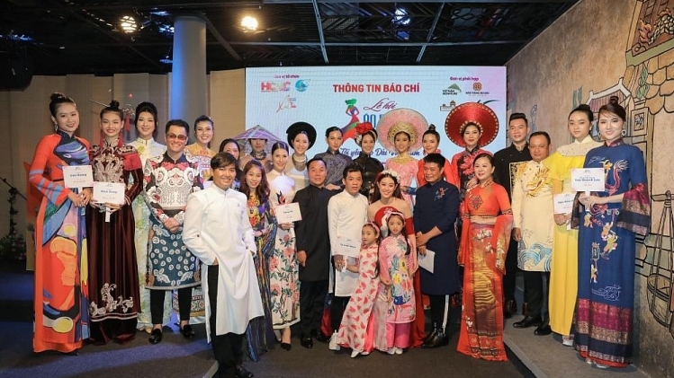 NTK Việt Hùng mang BST 'Đêm nguồn cội' lên sân khấu 'Lễ hội áo dài TP.HCM 2020'