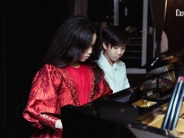 Bella Vũ vừa trình diễn thời trang vừa trổ tài chơi piano