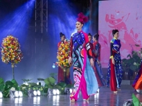 Hoa hậu Khánh Vân đầy cuốn hút với màn trình diễn khai mạc 'Lễ hội áo dài TP.HCM 2020'