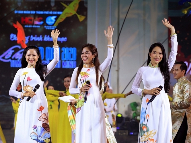 NTK Việt Hùng gửi điệp khúc của yêu thương vào BST 'Tôi yêu thành phố'