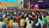 Học sinh miền Trung thích thú với 'Rạp phim trường em'