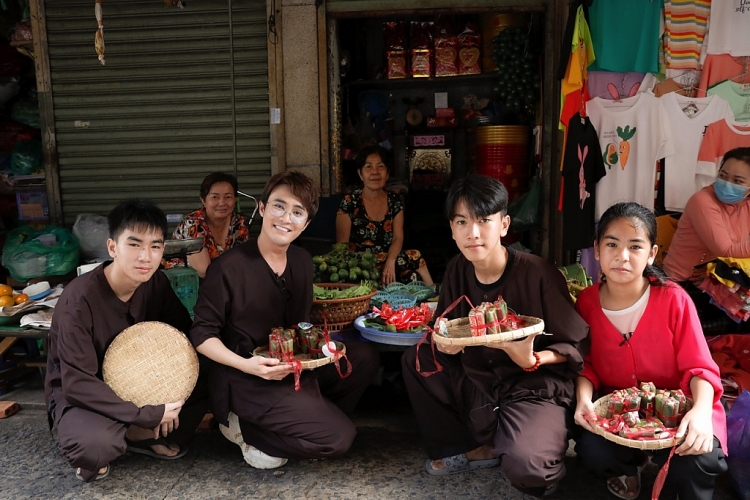 huynh lap nao loan ca khu cho de ban nem chua giup gia dinh nguoi phu nu bat hanh