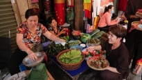 Huỳnh Lập mặc áo nâu sòng đi bán nem chua, làm náo loạn cả một khu chợ