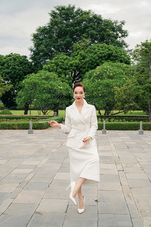 nsnd le khanh quan keo vao giay di catwalk 50 met giua tu cam thanh