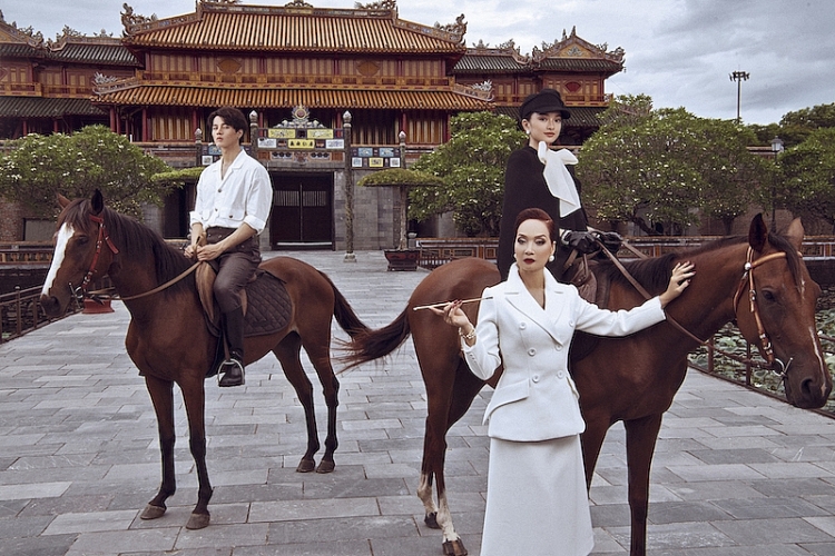 nsnd le khanh quan keo vao giay di catwalk 50 met giua tu cam thanh