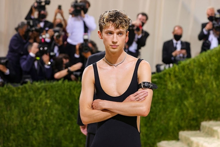 Troye Sivan thu hút mọi ánh nhìn với chiếc váy đen tại Met Gala 2021