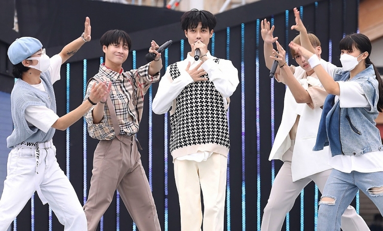 Super V 'chào sân' ấn tượng tại Lễ hội âm nhạc châu Á 2021 - Asia Song Festival 2021