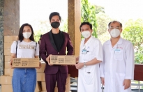 Danh ca Ngọc Sơn và con gái nuôi gửi tặng 2000 chai xịt khuẩn cho Bệnh viện Thống Nhất