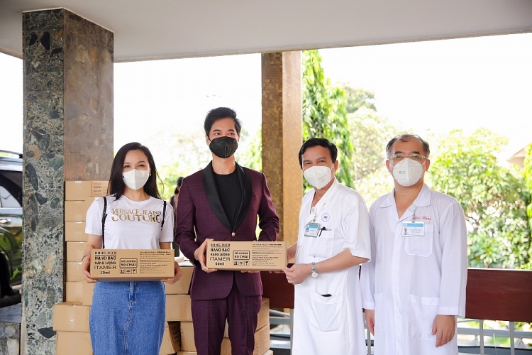 Danh ca Ngọc Sơn và con gái nuôi gửi tặng 2000 chai xịt khuẩn cho Bệnh viện Thống Nhất