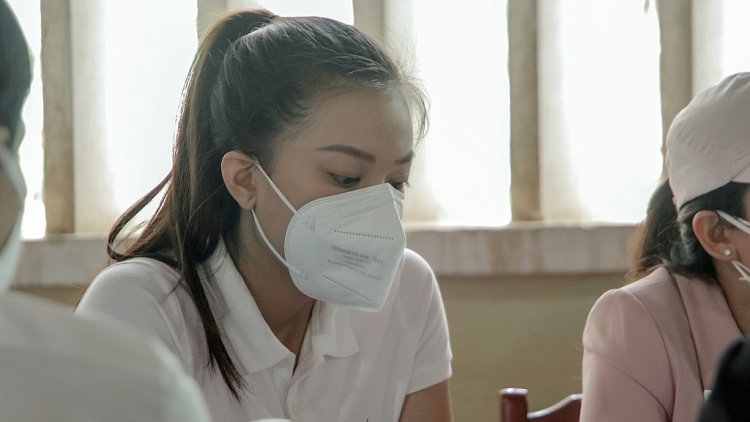 Á hậu Kim Duyên kết hợp cùng tổ chức Hands-On tặng thiết bị học 4.0 cho học sinh Bến Tre