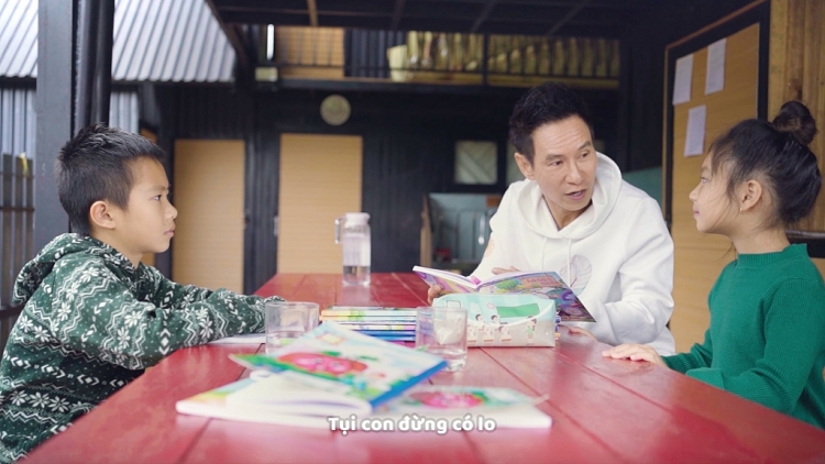 Lý Hải - Minh Hà cùng các con tự làm MV hài hước về học online