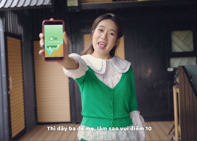 Lý Hải - Minh Hà cùng các con tự làm MV hài hước về học online
