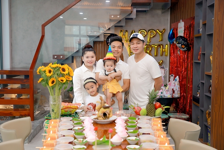 Gia đình Thiên Phú Tài cùng ca sĩ Lâm Vũ giờ như anh em một nhà