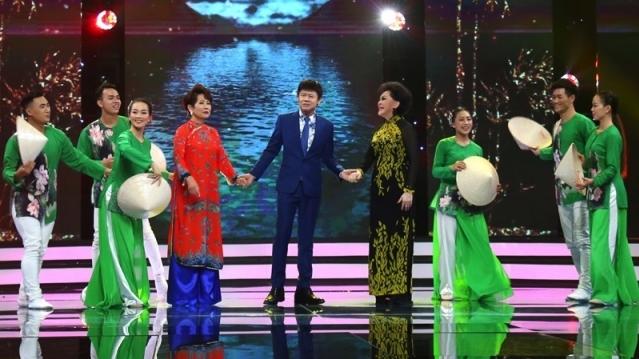 Bộ ba danh ca Thái Châu, Phương Dung, Giao Linh rực rỡ hát 'Tình thắm duyên quê' trong đêm nhạc quê hương