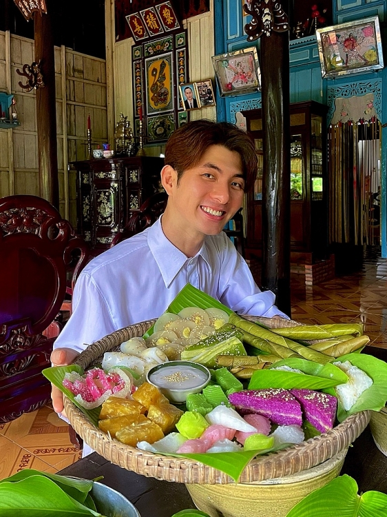 NTK Nguyễn Minh Công tung trọn vẹn BST thời trang từ 20 loại bánh Nam Bộ