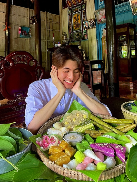 NTK Nguyễn Minh Công tung trọn vẹn BST thời trang từ 20 loại bánh Nam Bộ