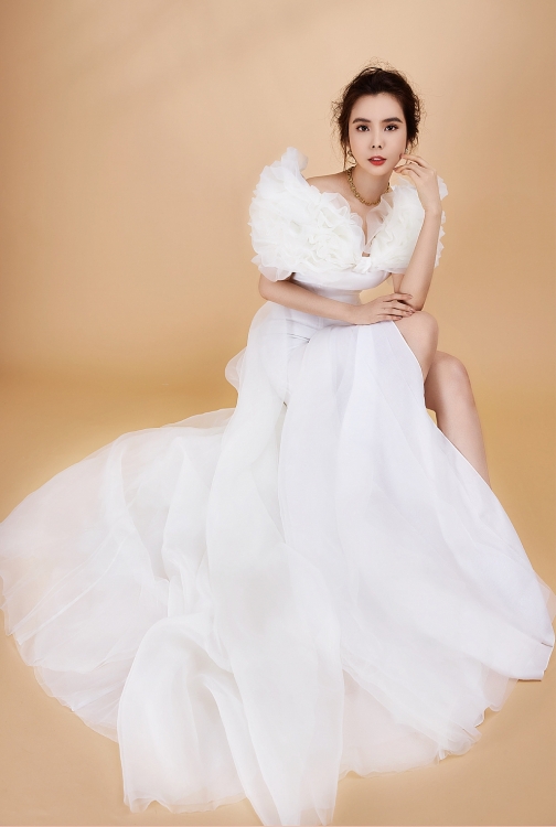 Hoa hậu Huỳnh Vy - 'Nàng thơ' của NTK Đức Vincie trong BST váy cưới 'Vườn địa đàng'
