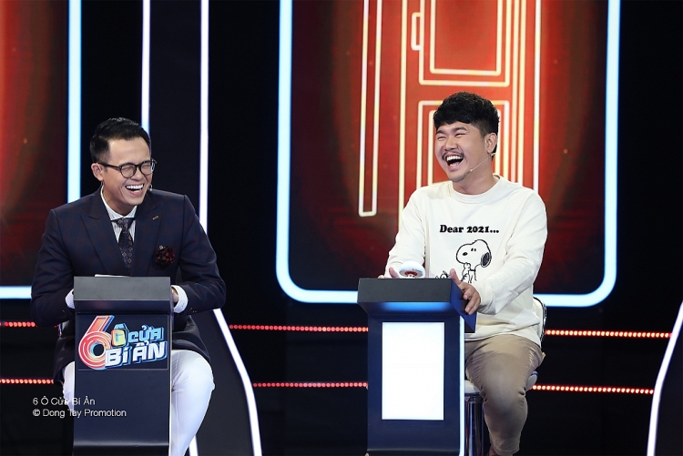 Quốc Khánh vô tình để lộ 'người yêu tin đồn' trong gameshow mới ra mắt