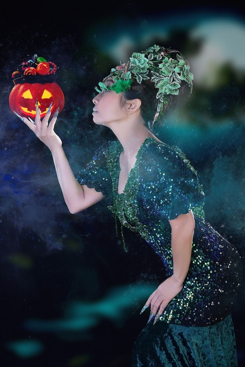 Ca sĩ Đức Xuân gây choáng với bộ ảnh Halloween