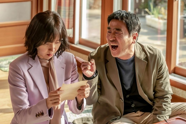 Ngôi sao triệu vé 'Điều kỳ diệu từ phòng giam số 7' Ryu Seung Ryong đưa vợ đi tìm mối tình đầu
