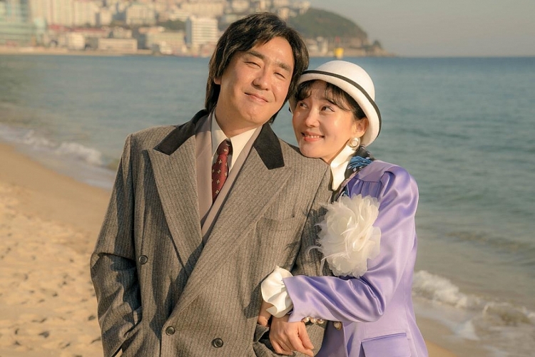 Ngôi sao triệu vé 'Điều kỳ diệu từ phòng giam số 7' Ryu Seung Ryong đưa vợ đi tìm mối tình đầu