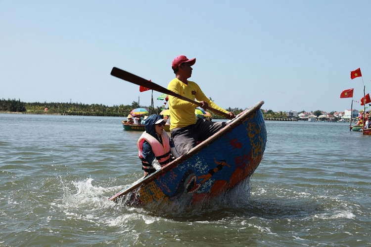 'Chuyến đi nhớ đời': Phương Anh Đào, Ngô Phương Anh bị ám ảnh bởi thử thách thuyền thúng