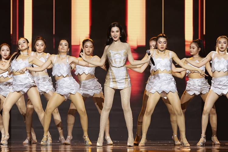 Màn 'bóc quà' trên sân khấu 'Miss Grand Vietnam' của Đông Nhi gây sốt