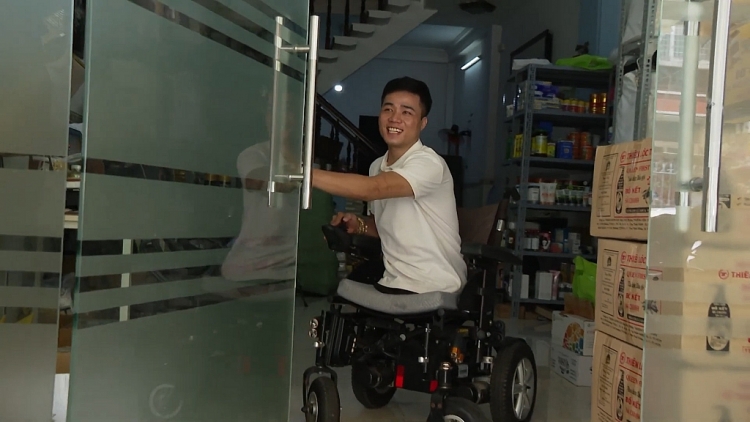 'Gõ cửa thăm nhà': Quốc Thuận nghẹn lòng vì sự lạc quan đến xót xa của chàng trai mất nửa thân mình