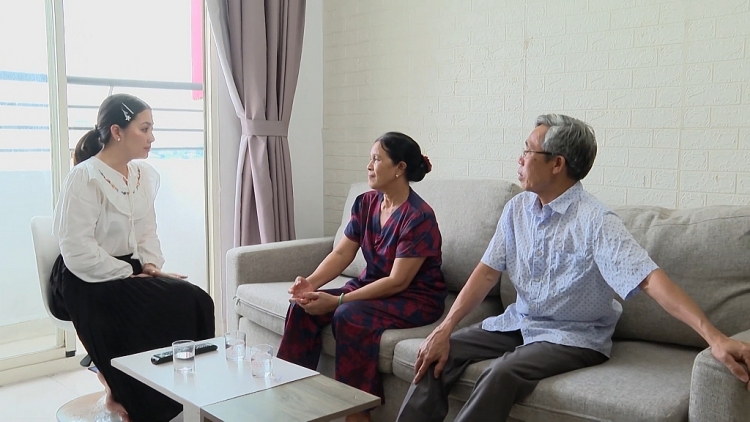 'Gõ cửa thăm nhà': Quốc Thuận nghẹn lòng vì sự lạc quan đến xót xa của chàng trai mất nửa thân mình