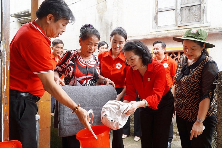 Diễn viên Nhã Phương đồng hành cùng Hội Chữ thập đỏ cứu trợ bà con miền Trung
