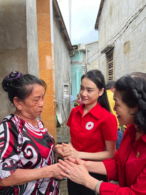 Diễn viên Nhã Phương đồng hành cùng Hội Chữ thập đỏ cứu trợ bà con miền Trung