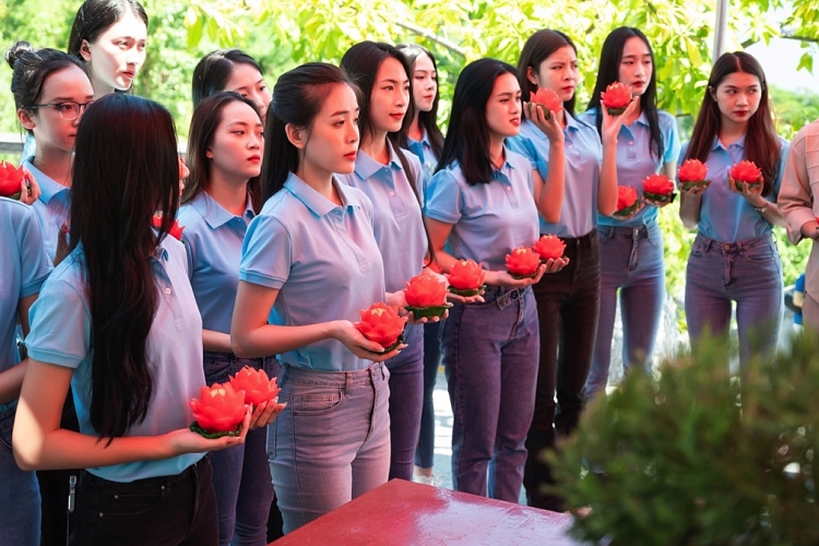 Top 50 thí sinh 'Hoa hậu biển đảo Việt Nam 2022' dâng lễ tại Đền Cửa Ông