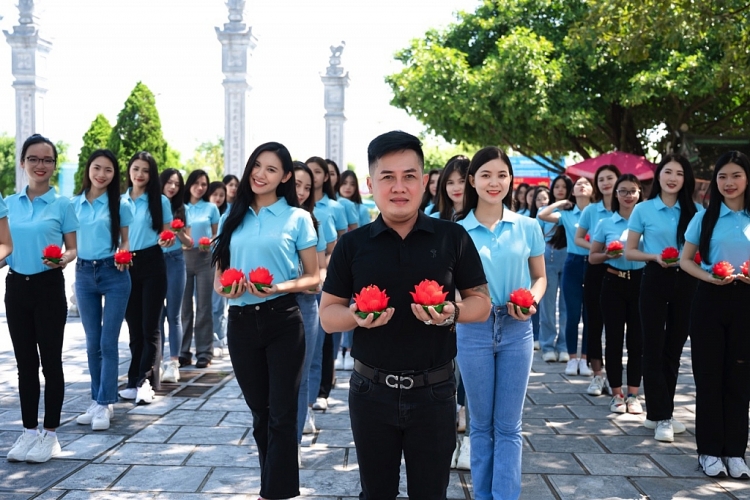 Top 50 thí sinh 'Hoa hậu biển đảo Việt Nam 2022' dâng lễ tại Đền Cửa Ông