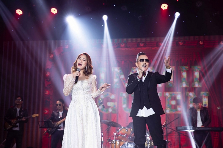 Jimmii Nguyễn xúc động khi lần đầu mặc áo cưới cùng người bạn đời sau 20 năm chung sống