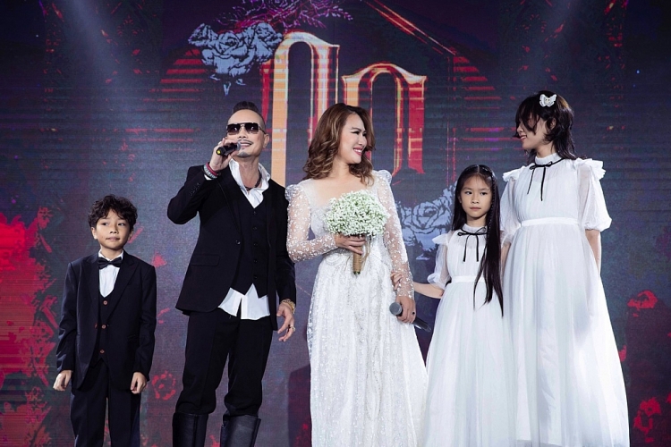 Jimmii Nguyễn xúc động khi lần đầu mặc áo cưới cùng người bạn đời sau 20 năm chung sống