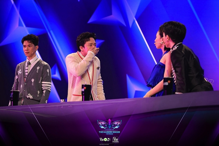 'Ca sĩ mặt nạ': Fan tiếc nuối khi Báo Mắt Biếc dừng chân tại top 6, cởi mặt nạ lộ diện là nữ ca sĩ Uyên Linh