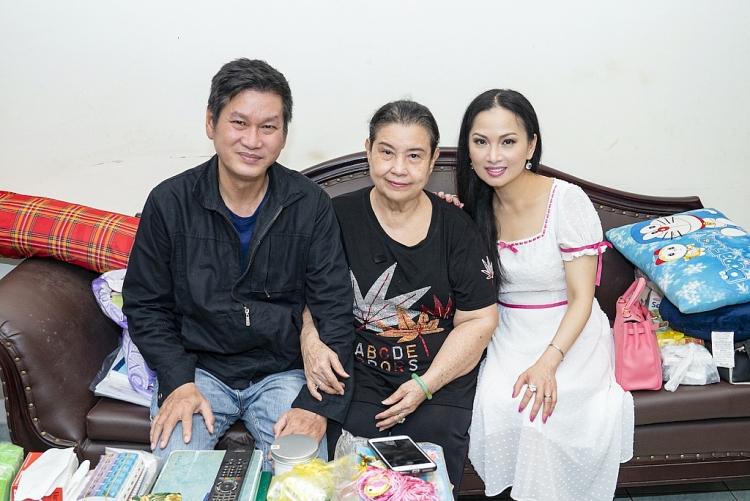 Ca sĩ Hà Phương xúc động khi ghé thăm nghệ sĩ Mạc Can và Mai Thanh Dung