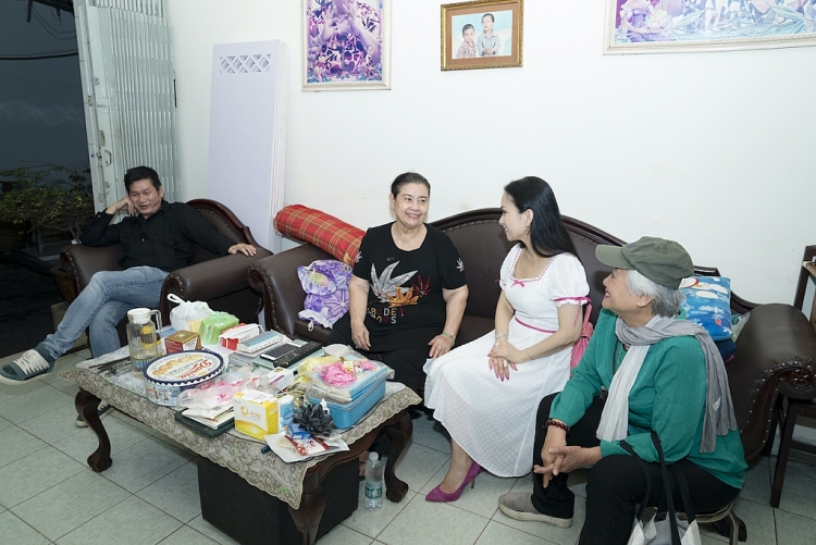 Ca sĩ Hà Phương xúc động khi ghé thăm nghệ sĩ Mạc Can và Mai Thanh Dung