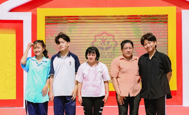 'Mái ấm gia đình Việt': Siêu mẫu Võ Hoàng Yến khóc nấc trước hoàn cảnh khó khăn của các em nhỏ mồ côi